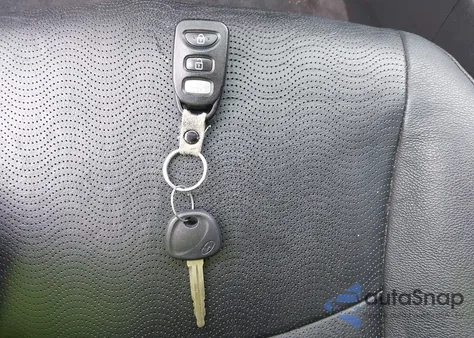 2013 Hyundai Elantra Limited z USA, uszkodzony, nr VIN KMHDH4AE8DU696578